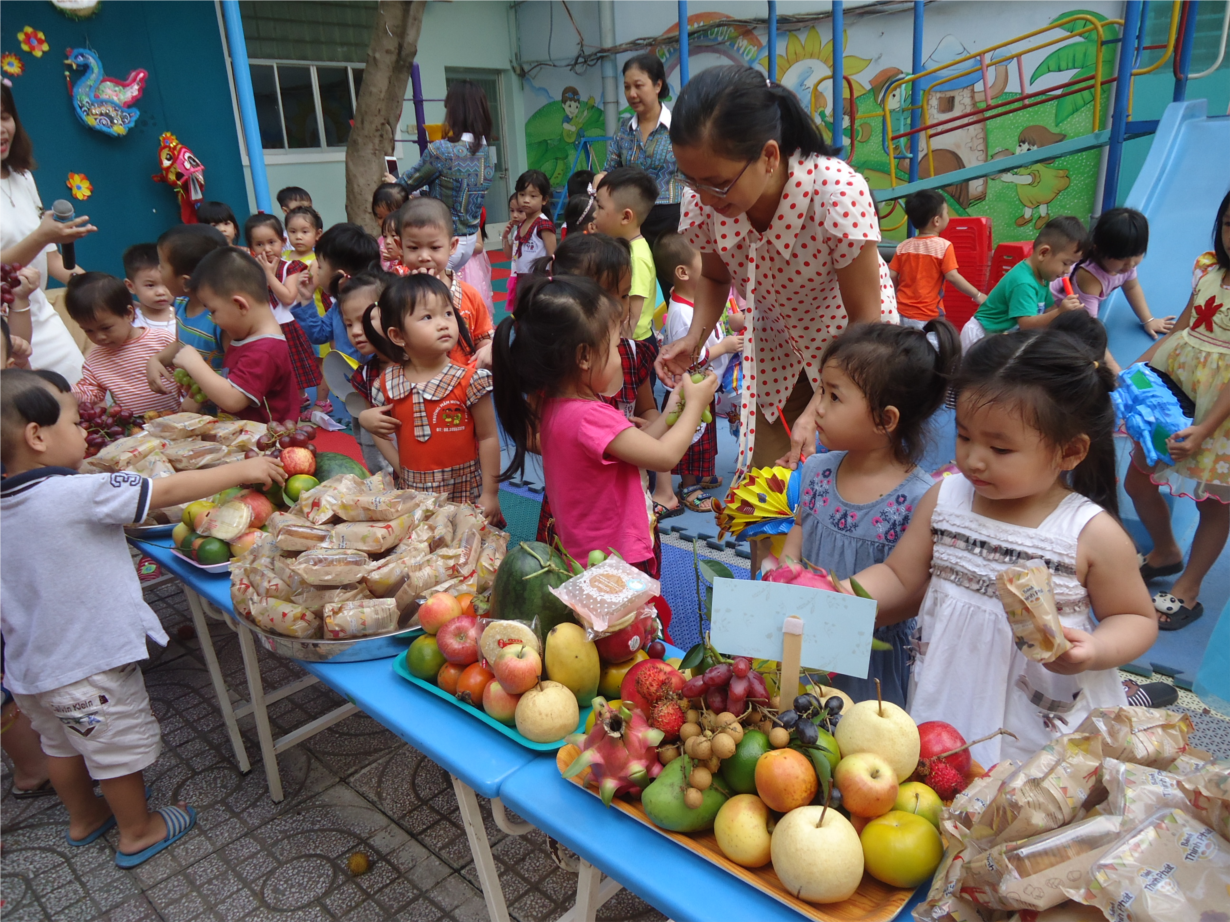 Các bé lớp Mầm phá cỗ Trung Thu.JPG